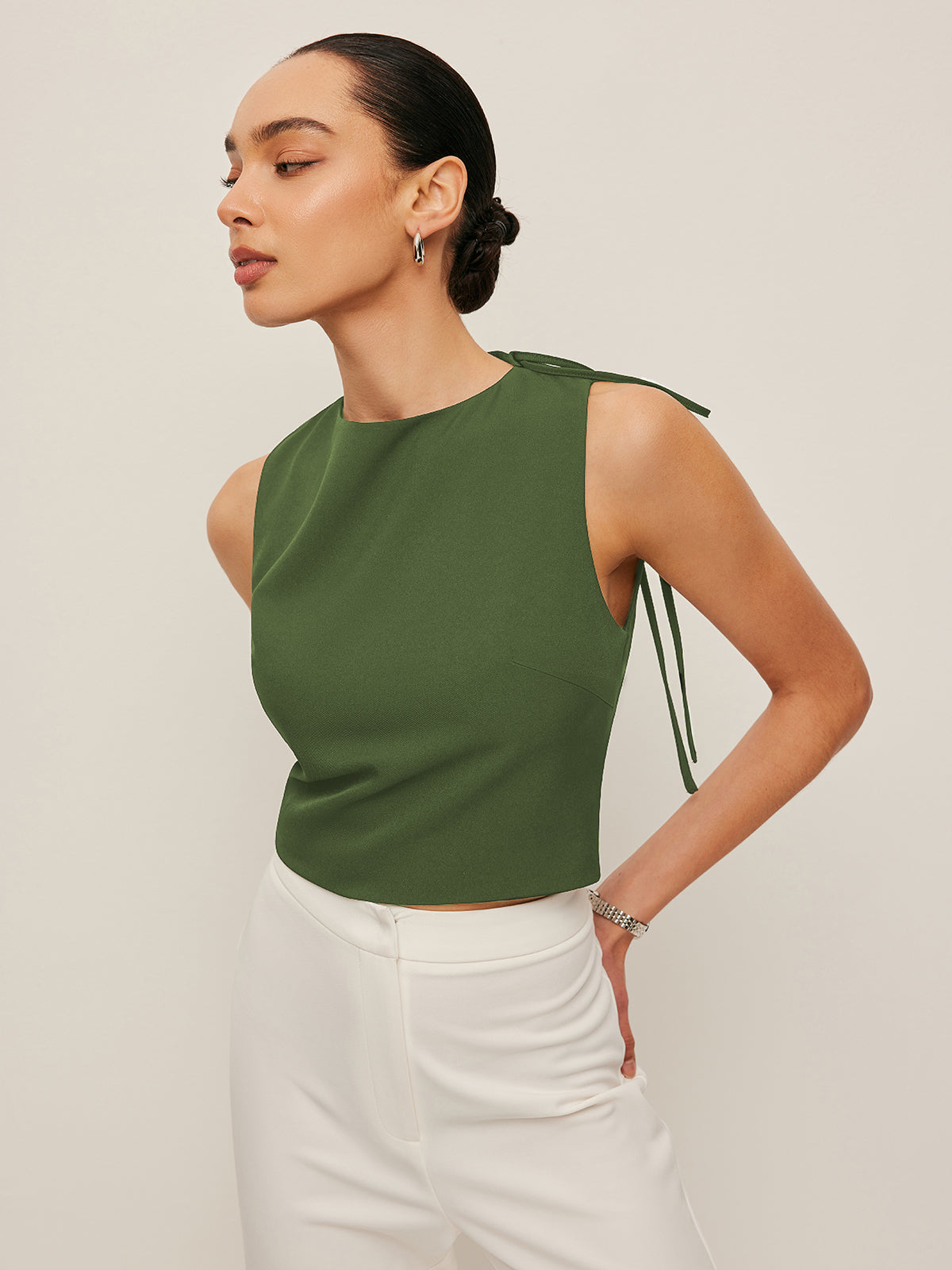Sleeveless top with knot on the shoulder