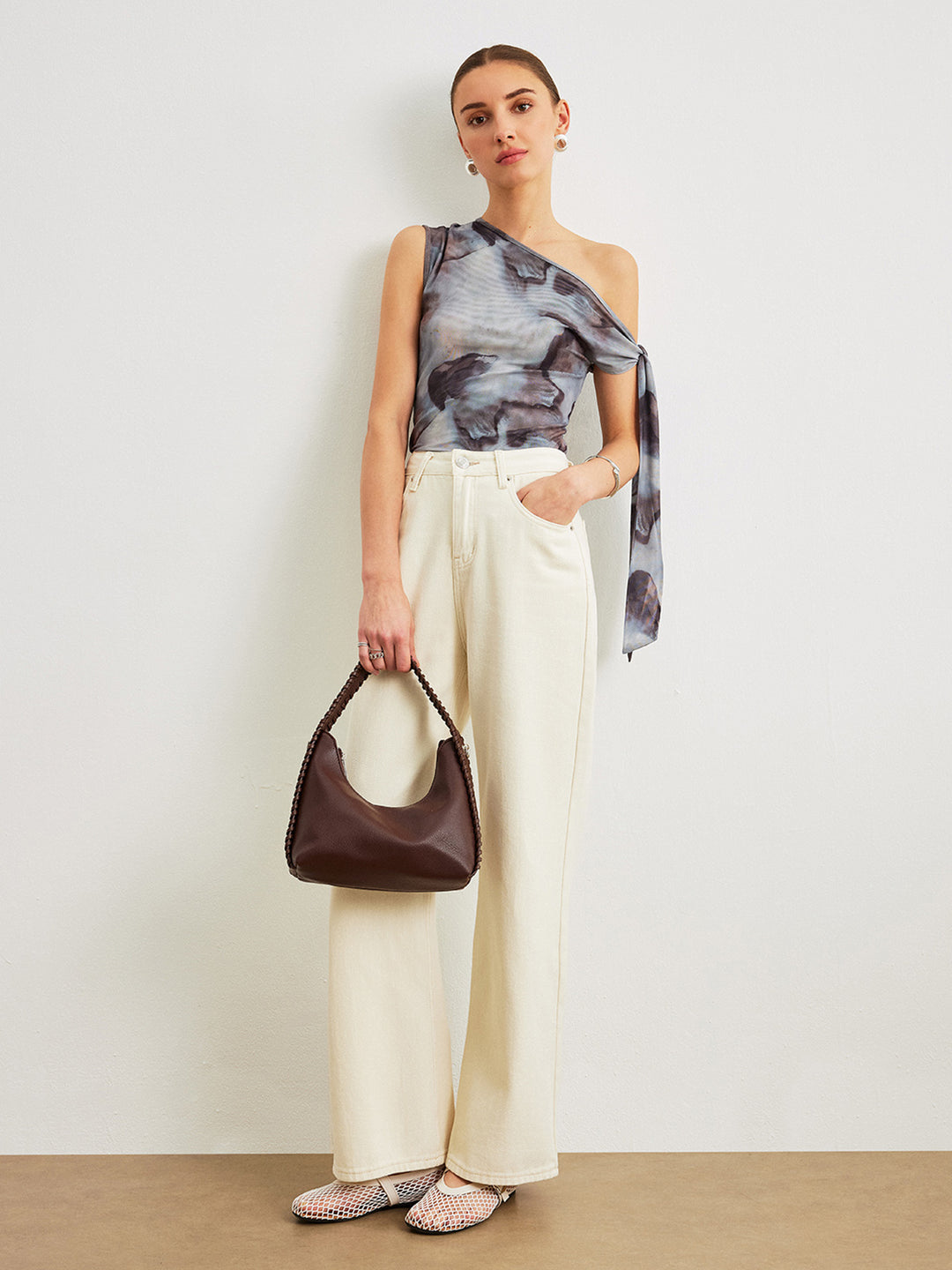 One-shoulder asymmetrical top with pattern and knots