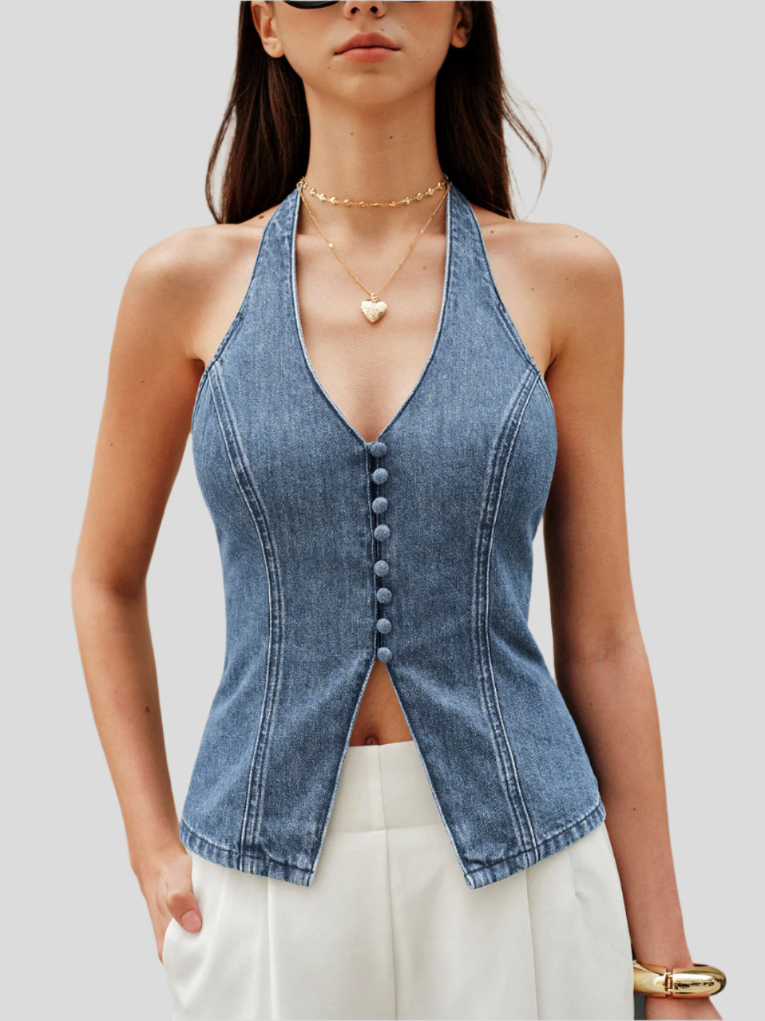 Buttoned backless top with a fitted cut