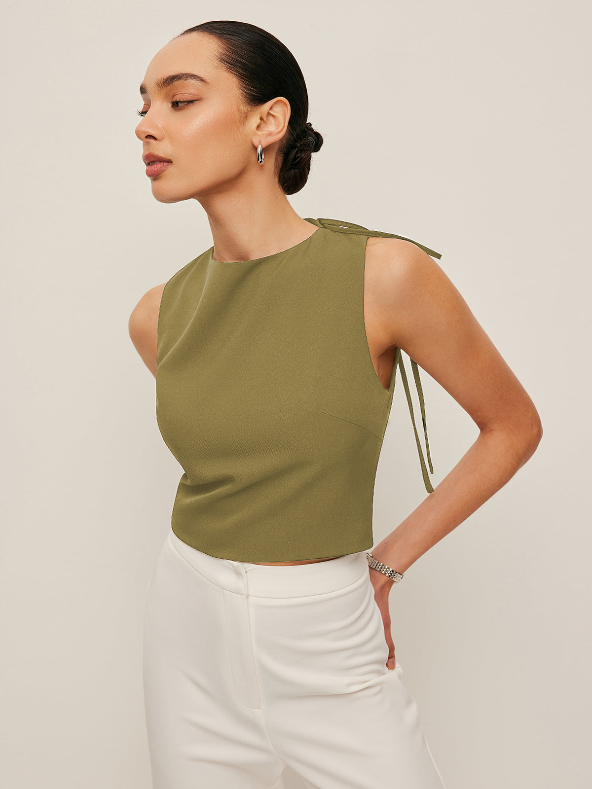 Sleeveless top with knot on the shoulder