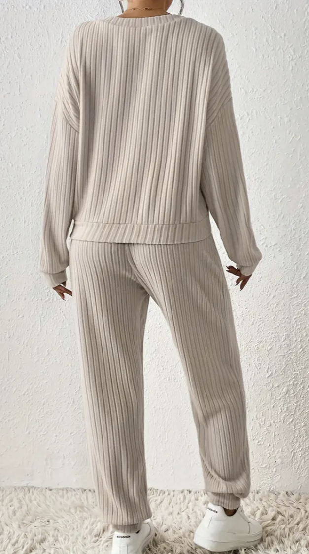 Randiga långbyxor med v-ringad tröja