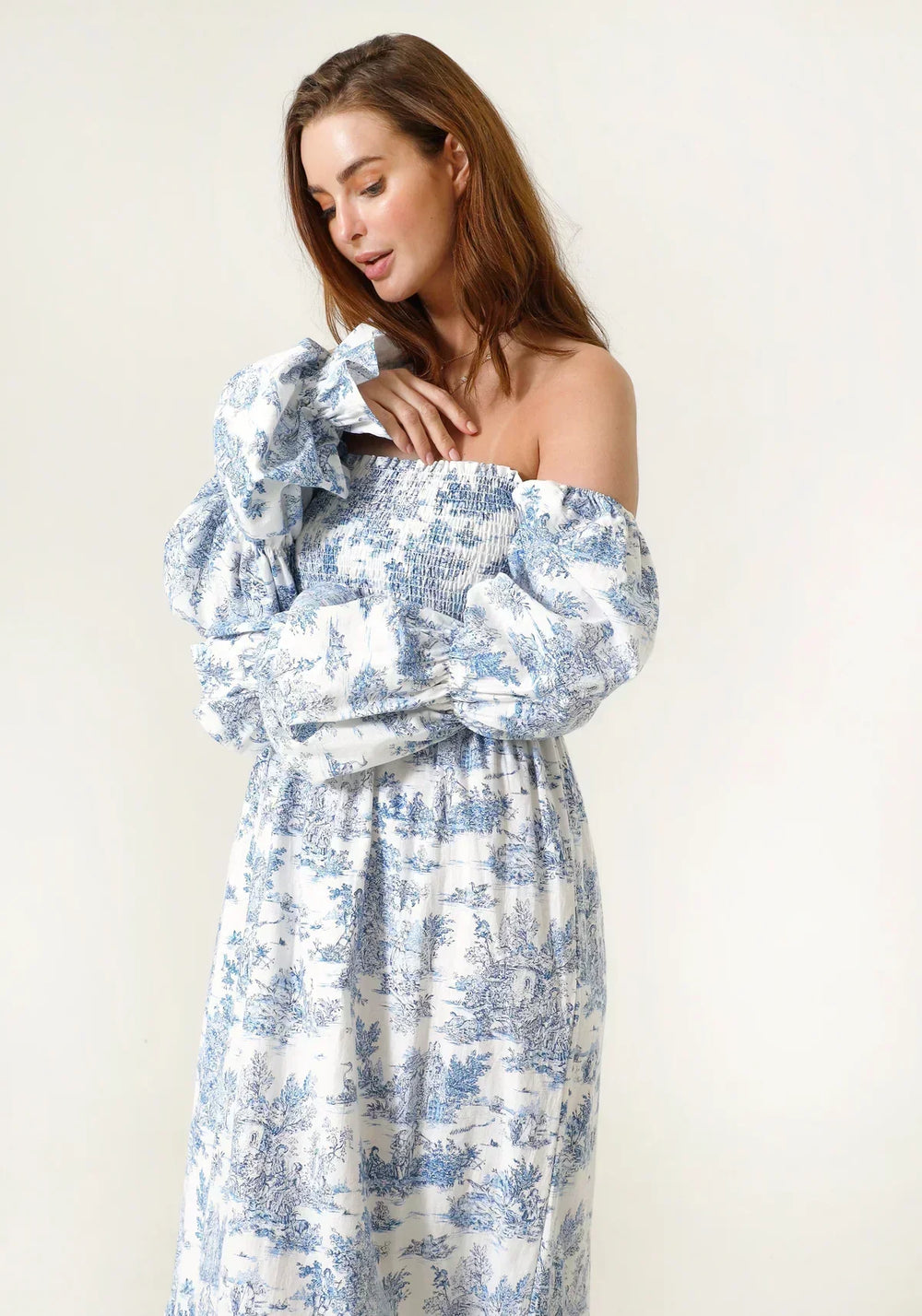 Lång klänning  korsett med klockärmar