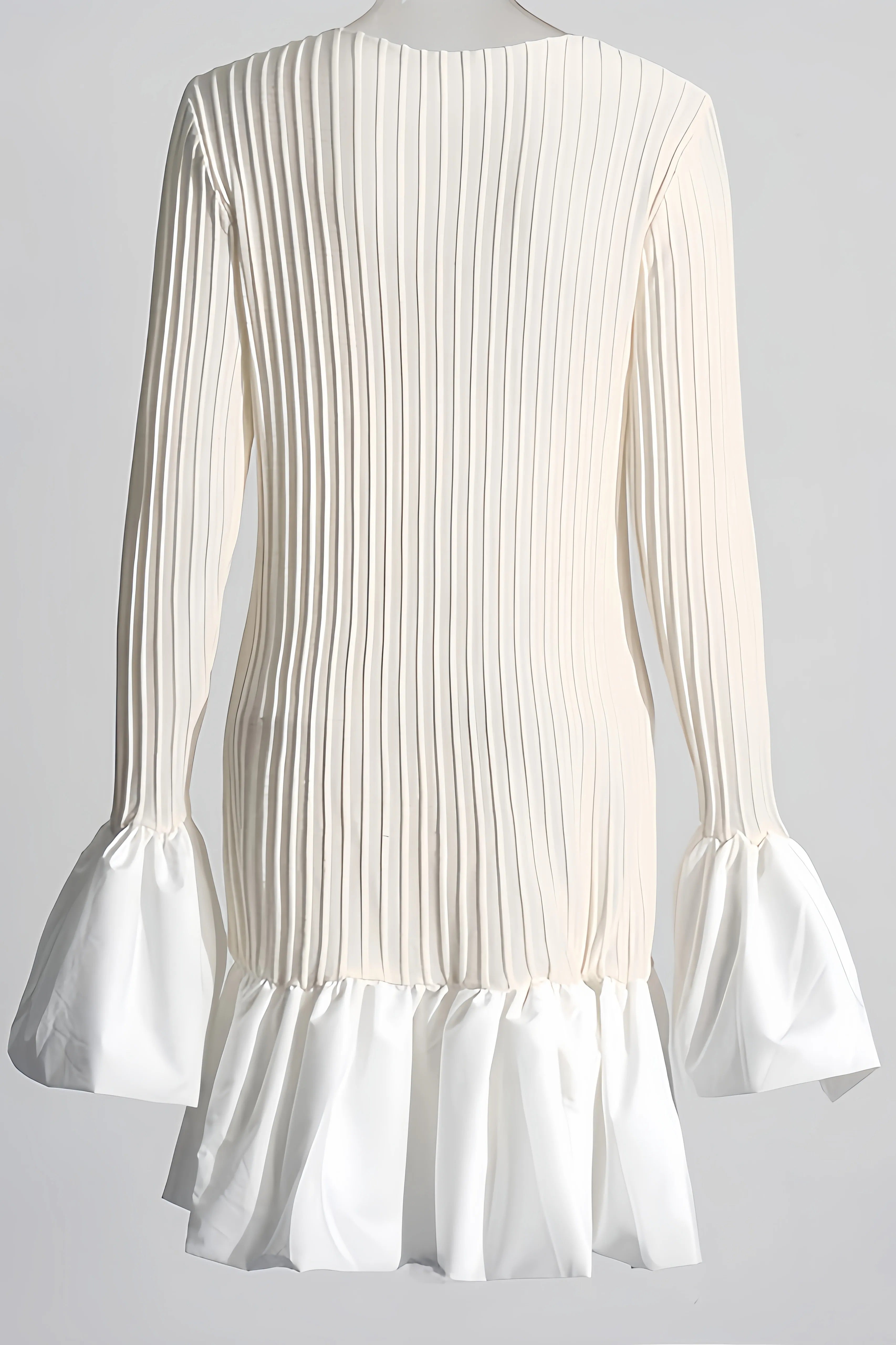 White mini dress with voluminous sleeves and pleated structure