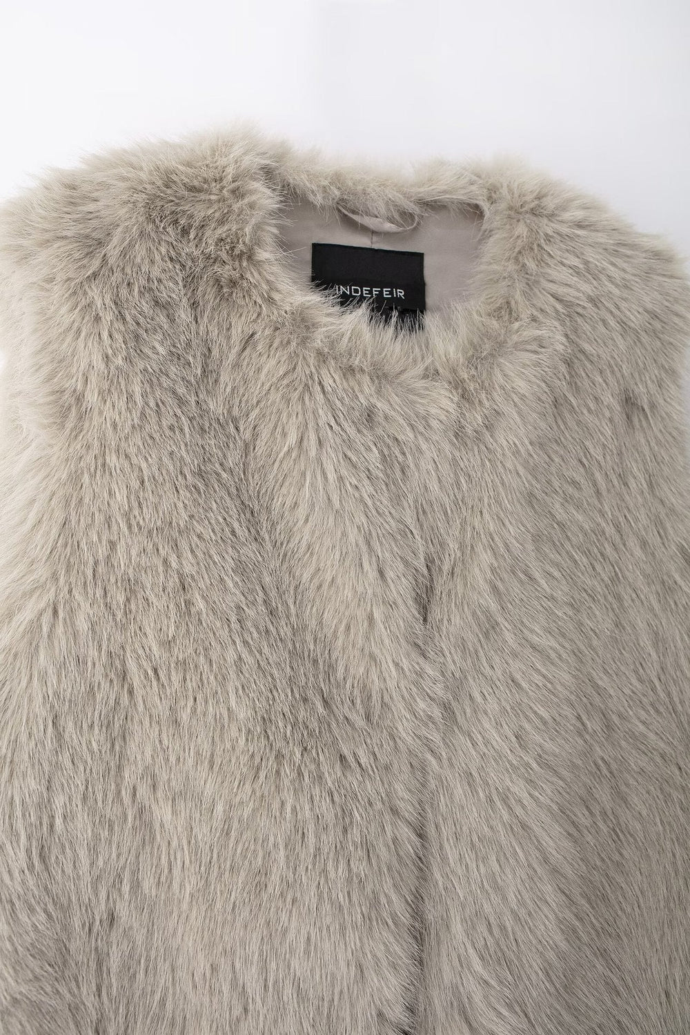 Ärmlös fransk väst i eco-päls