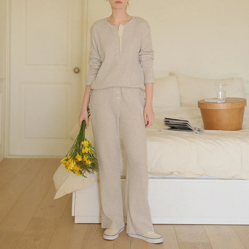 Modest stickad topp och byxor