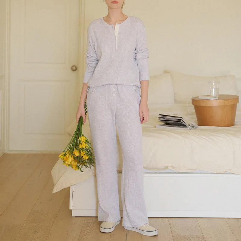 Modest stickad topp och byxor