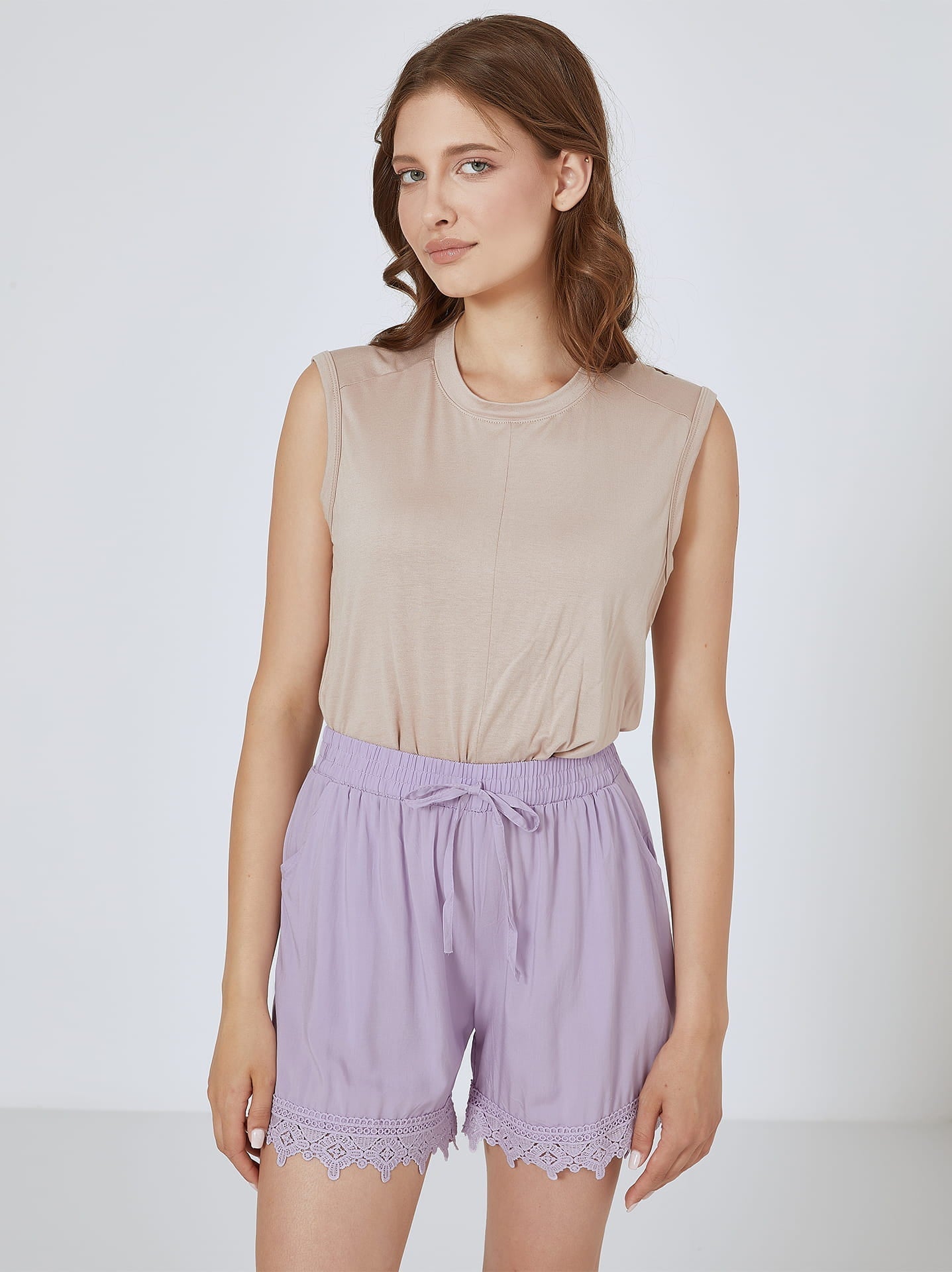 Shorts with lace and drawstring