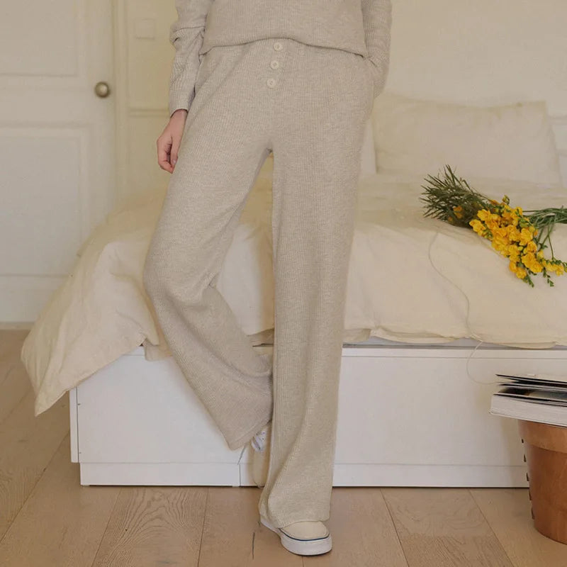 Modest stickad topp och byxor