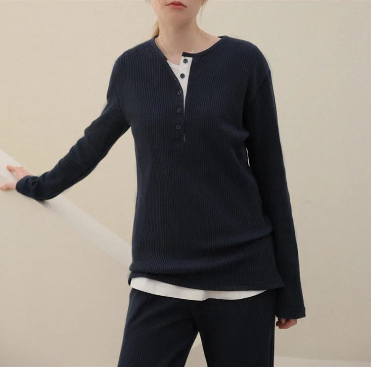 Modest stickad topp och byxor