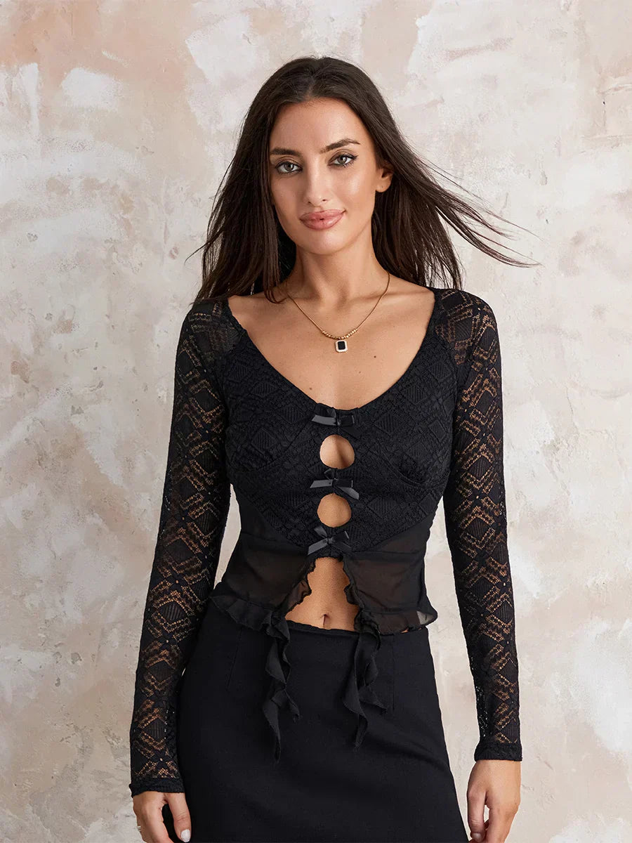 Delikat topp med volang och utskärning