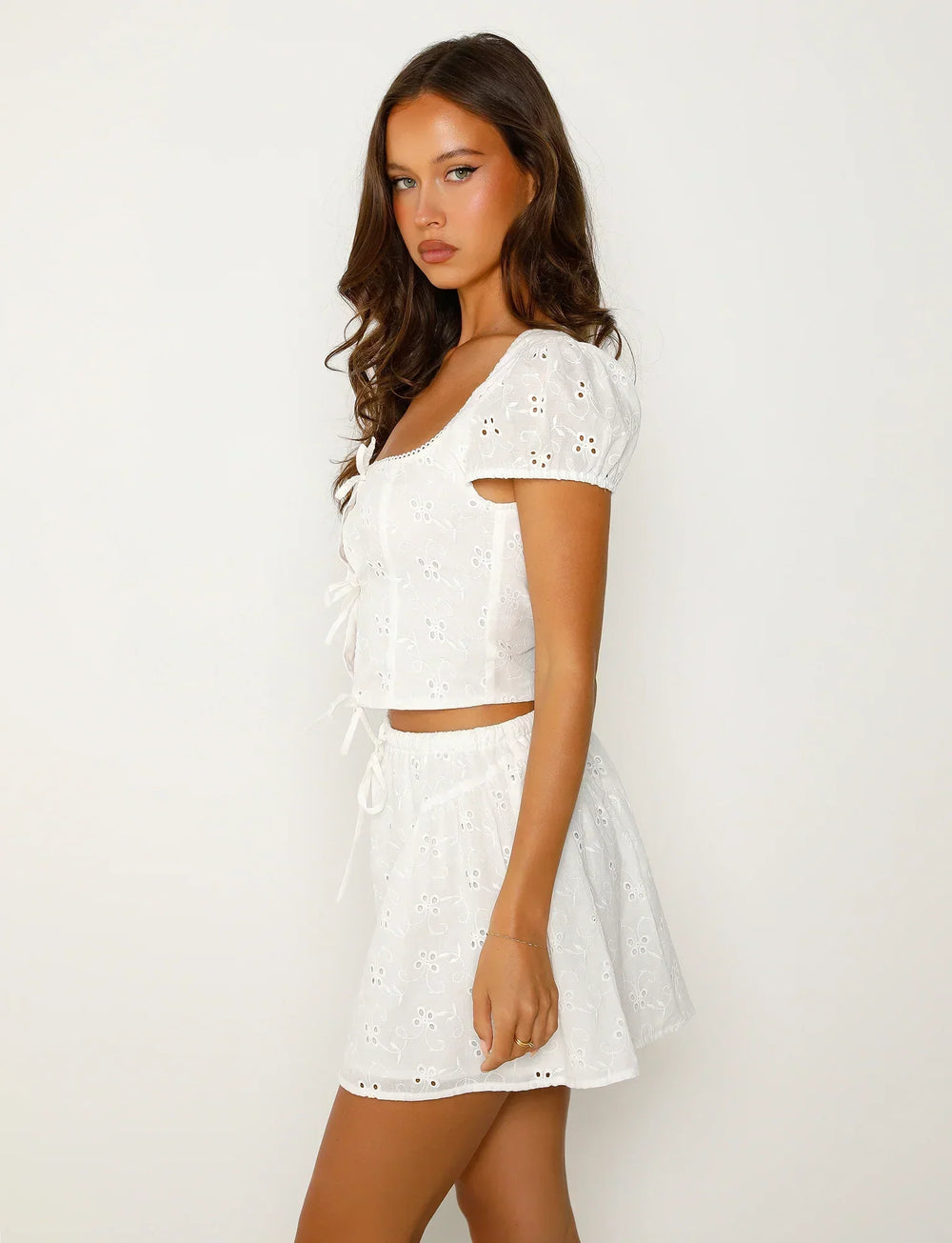 Vit vintagetopp med korta ärmar och minikjol