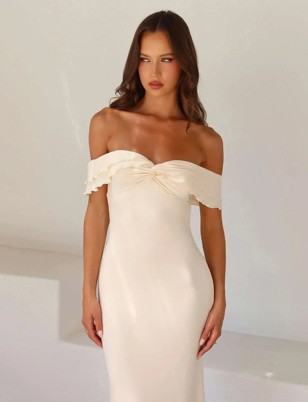 Smal fransk klänning med droppformade axlar