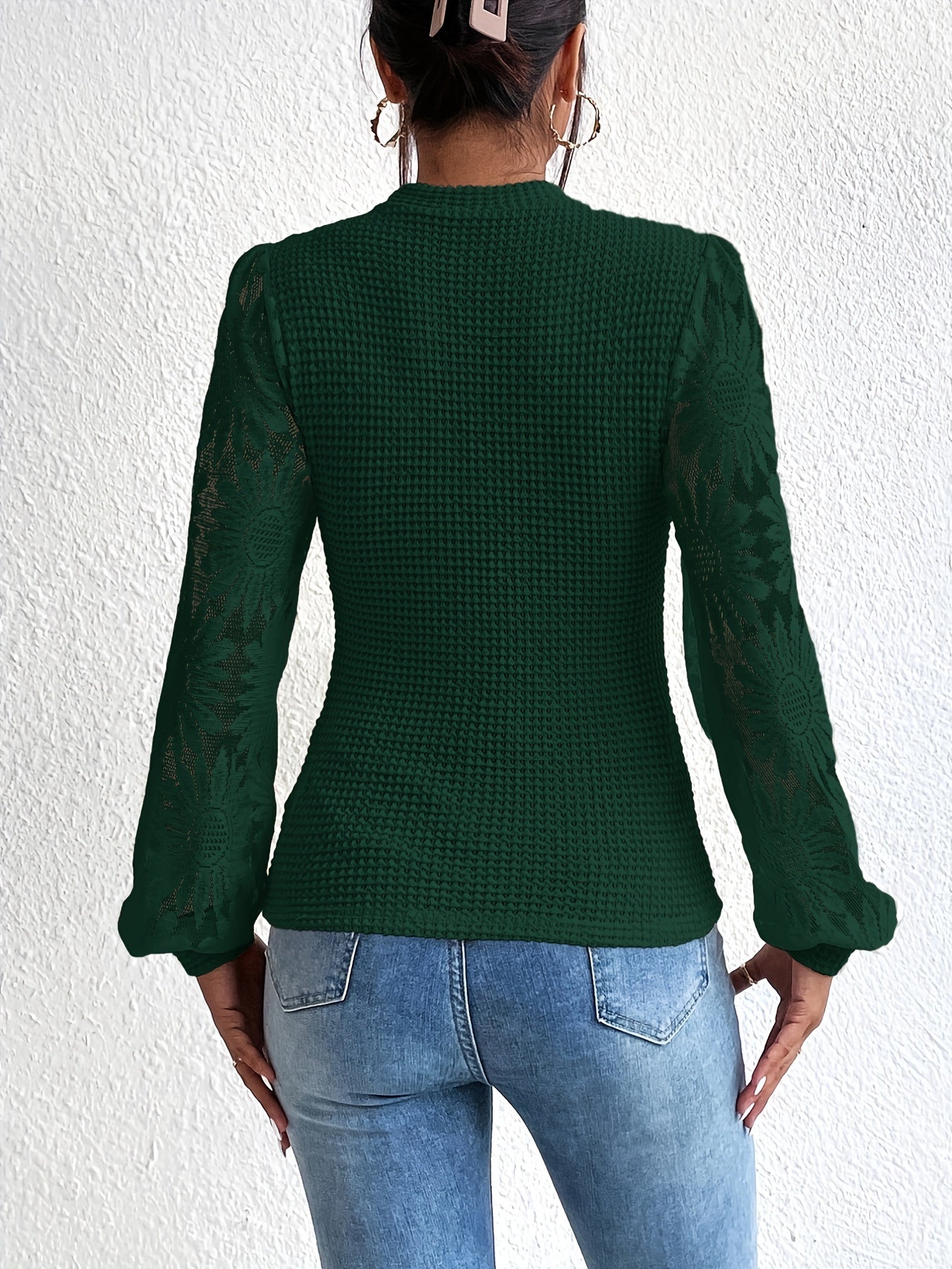 Stickad tröja med blommig ärm