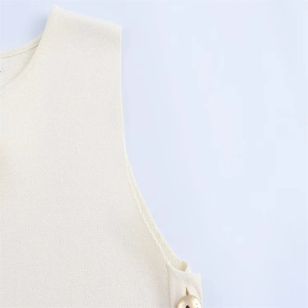 Stickad väst med knappdekoration i sidan