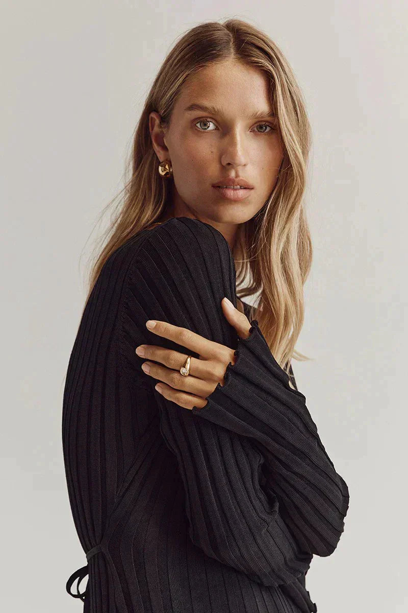 Stickad randig klänning med låga ärmar