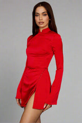 Djupröd miniklänning i satin