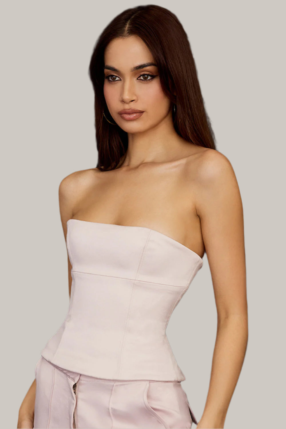 Axelbandslös satinkorsett med byxor med raka ben