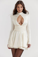 Beige miniklänning med rosett baktill