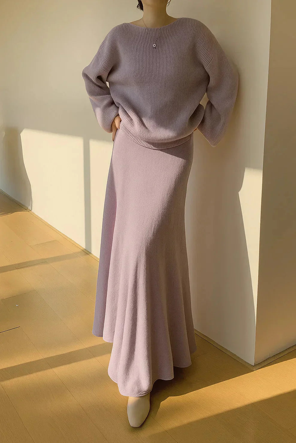 Knitted sweater and flared skirt set with ribbed structure
