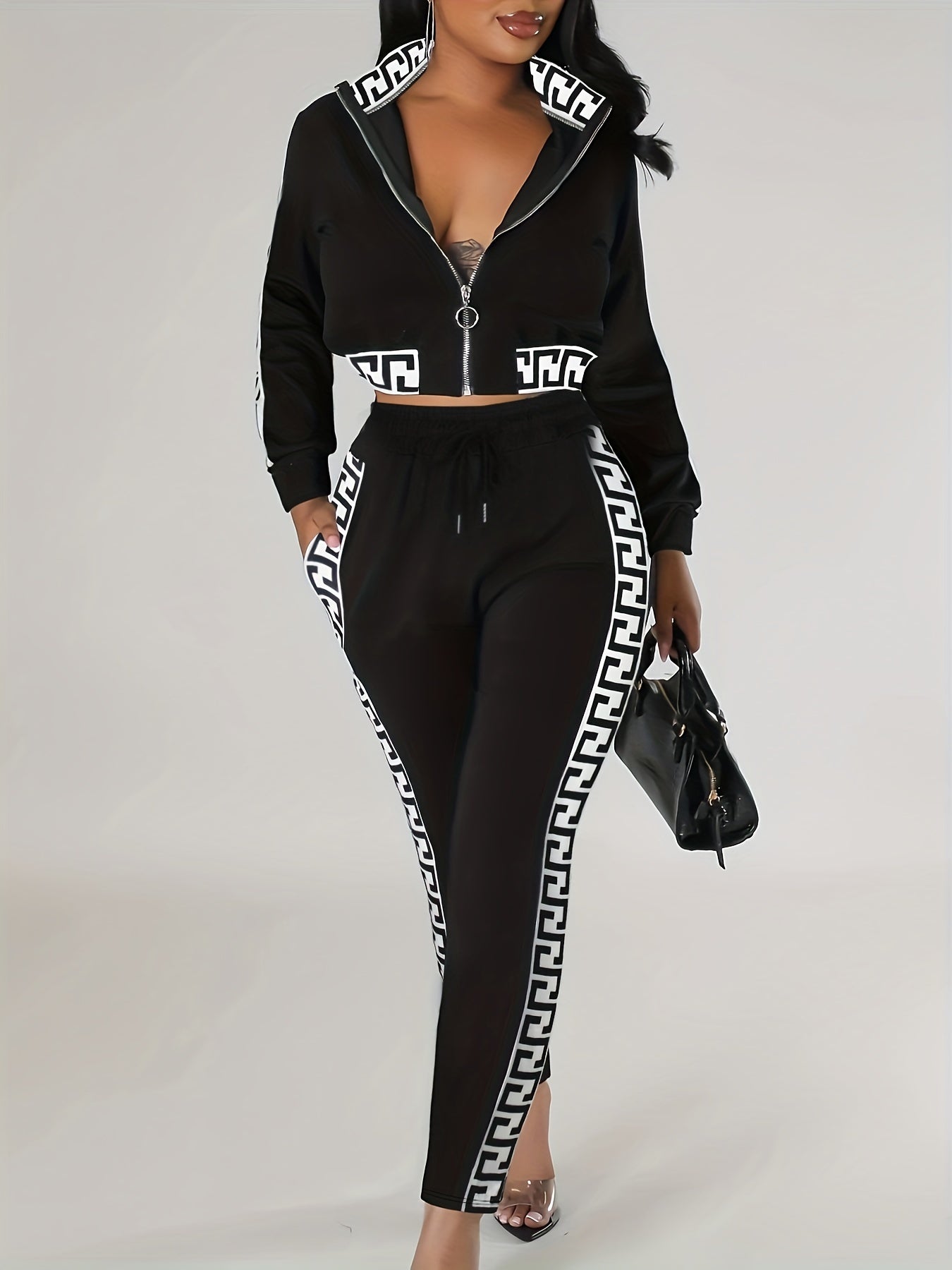 Sportblus och byxor med printdetaljer