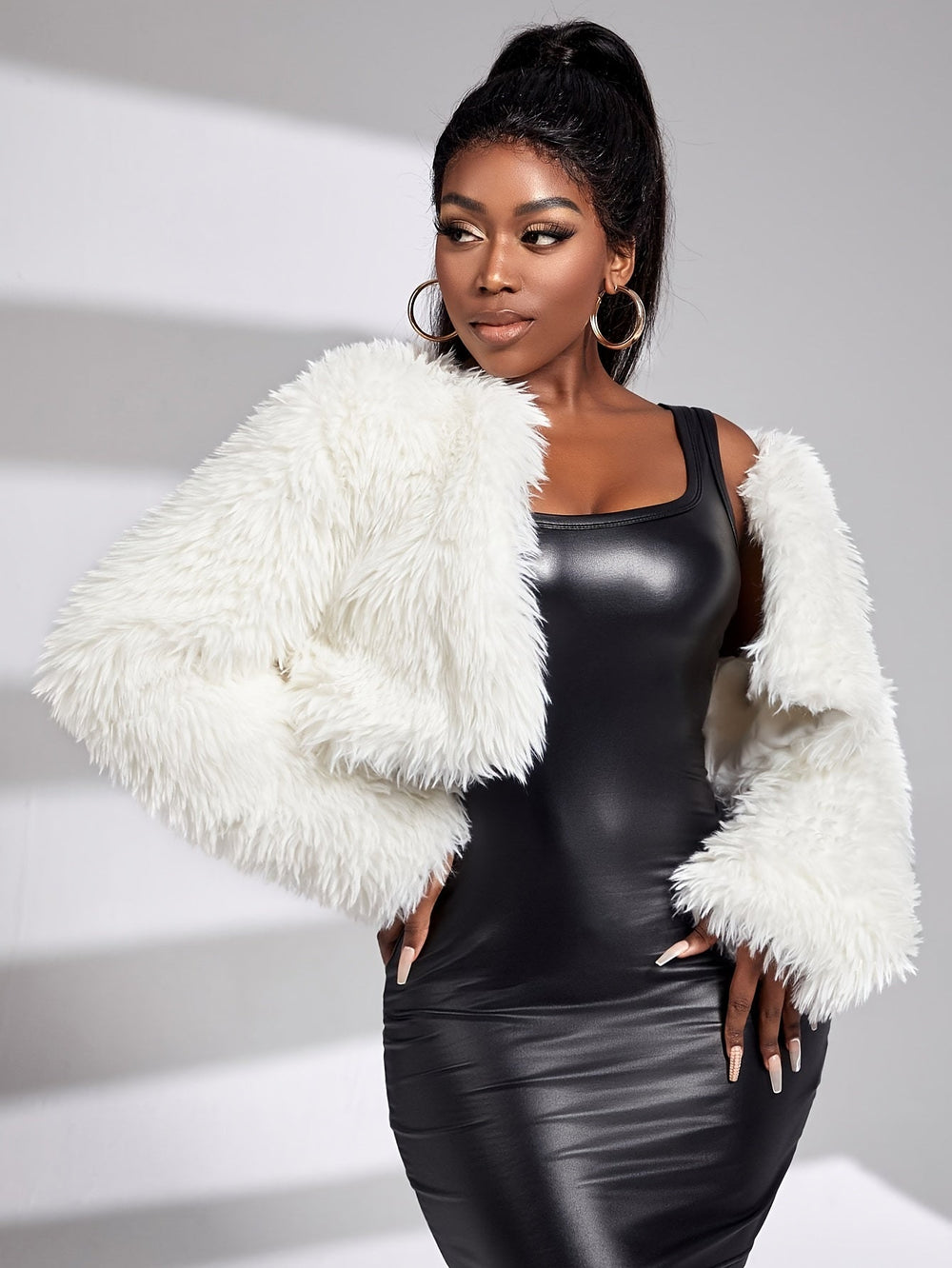 Enkelsidig fuskpälsjacka med låga ärmar