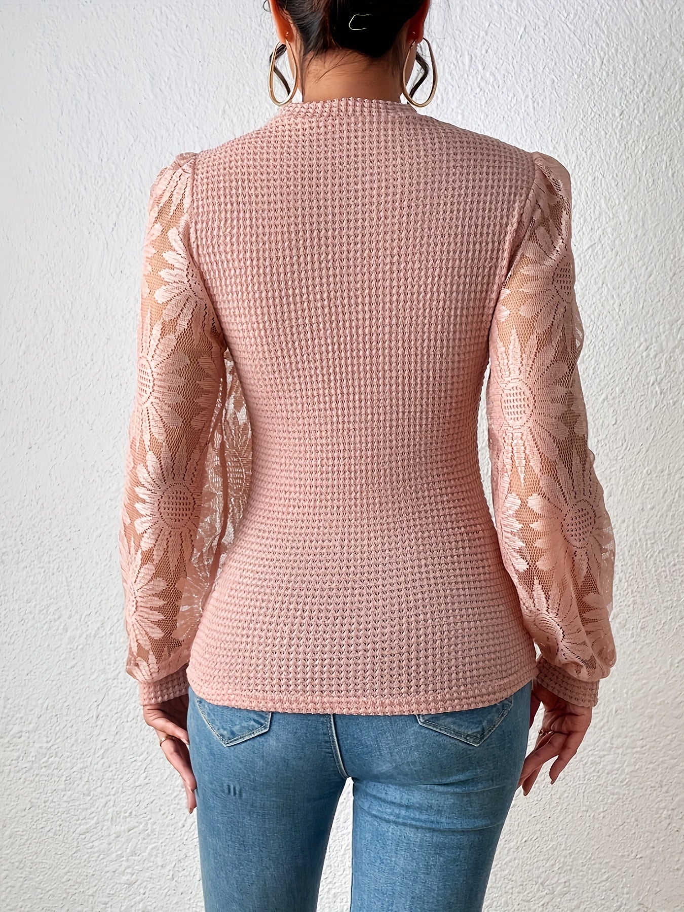 Stickad tröja med blommig ärm