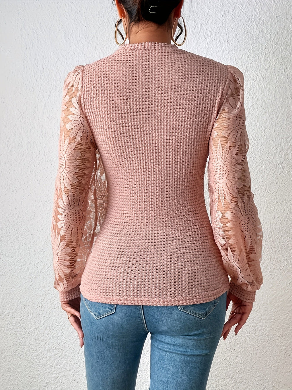 Stickad tröja med blommig ärm