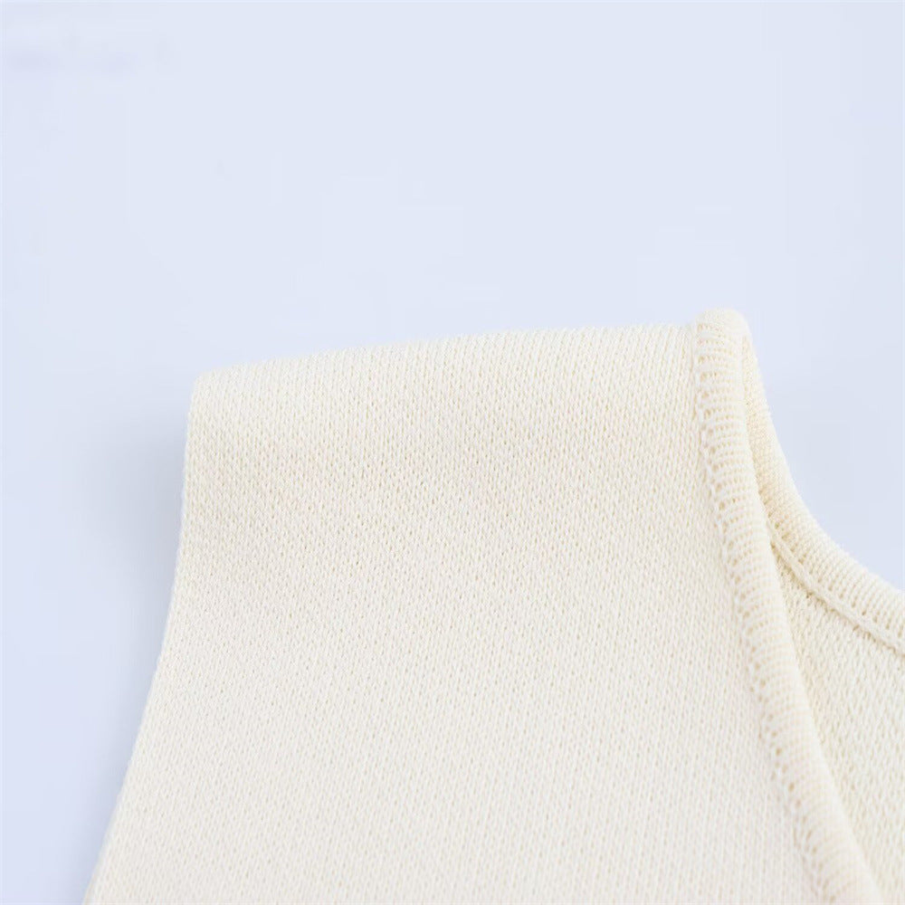 Stickad väst med knappdekoration i sidan