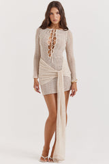 Stickad klänning med öppen spets framtill