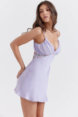 Lavendelbroderad miniklänning