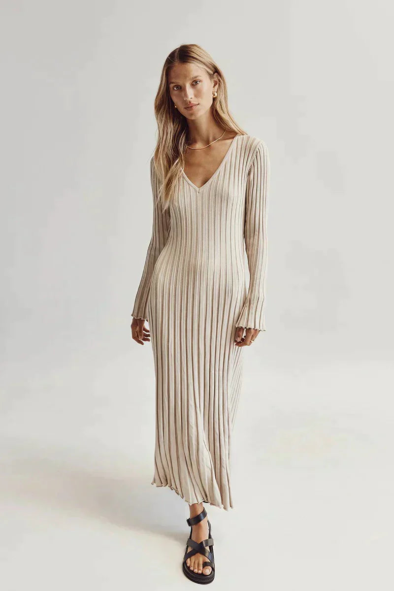 Stickad randig klänning med låga ärmar