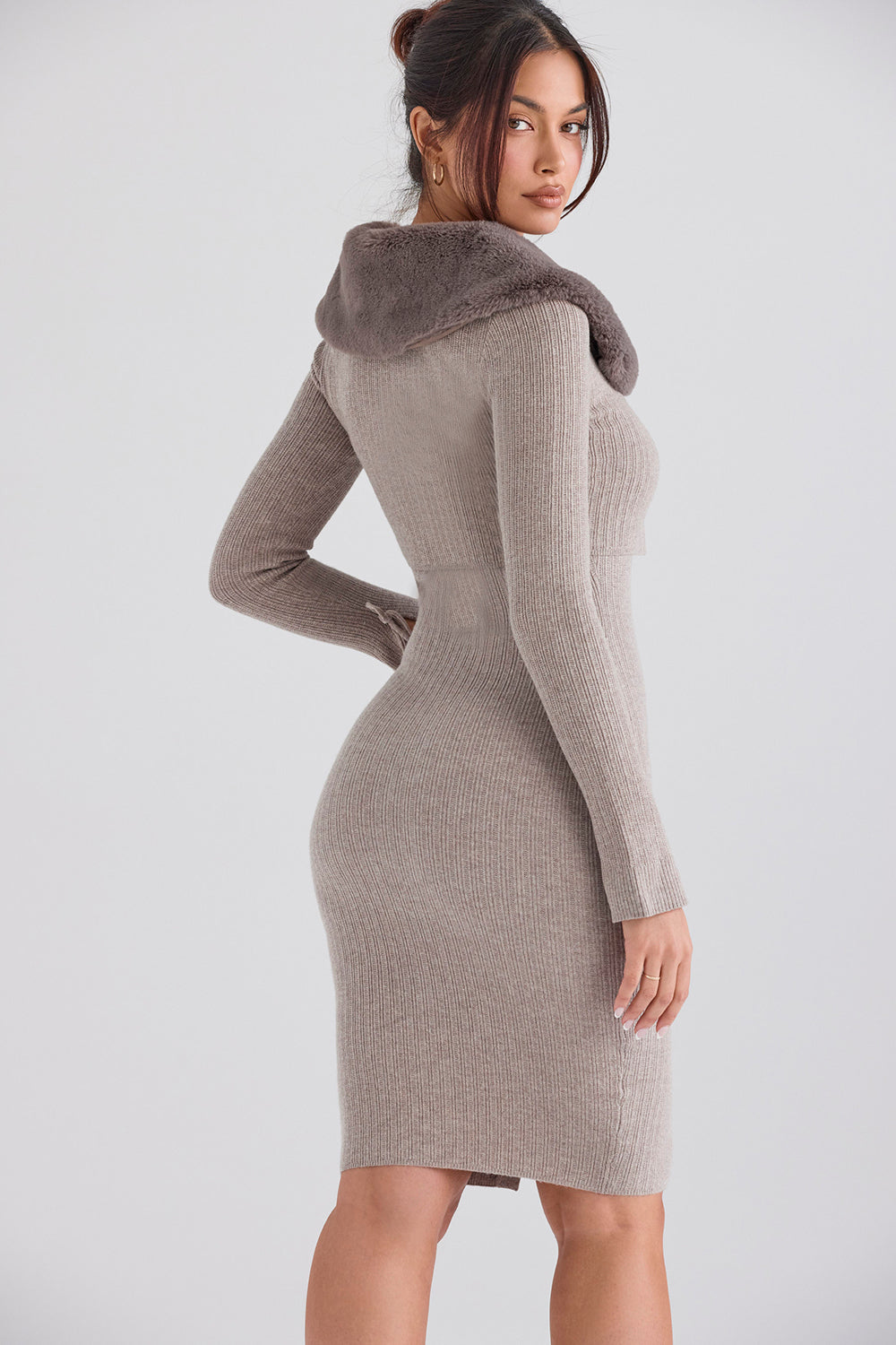 Beige kofta med päls i halsen och stickad klänning