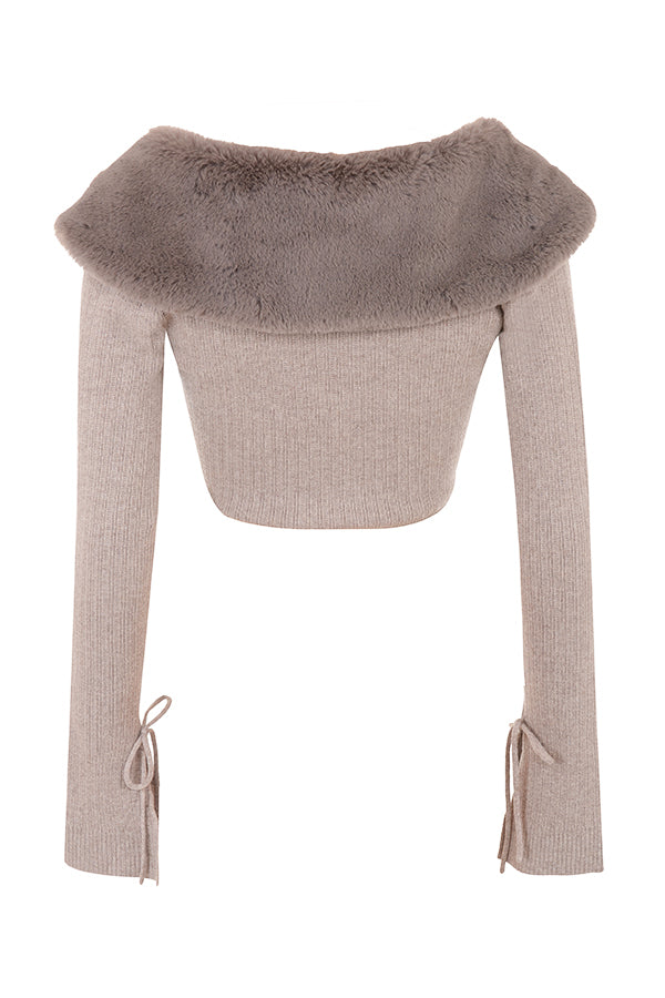 Beige kofta med päls i halsen och stickad klänning