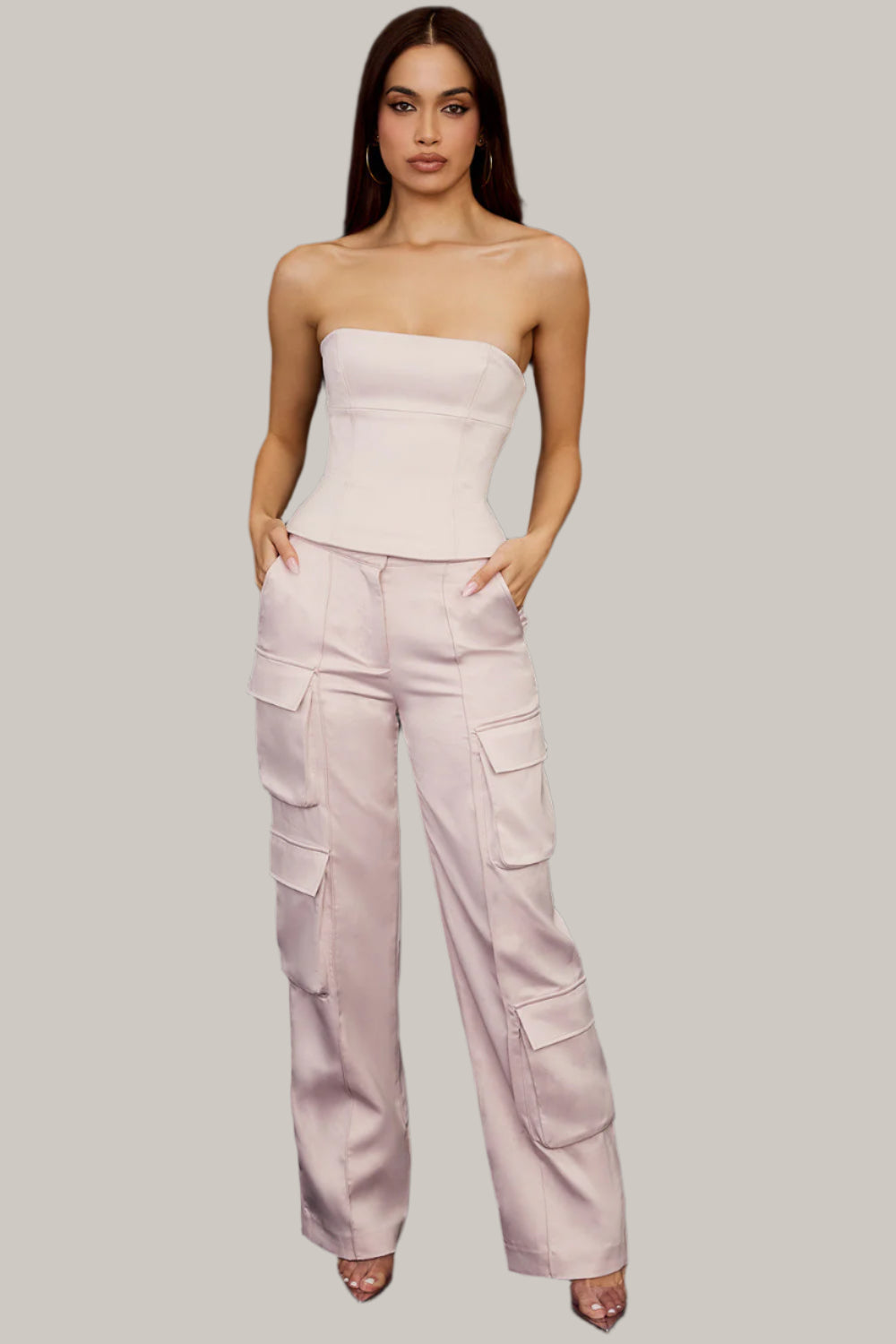 Axelbandslös satinkorsett med byxor med raka ben