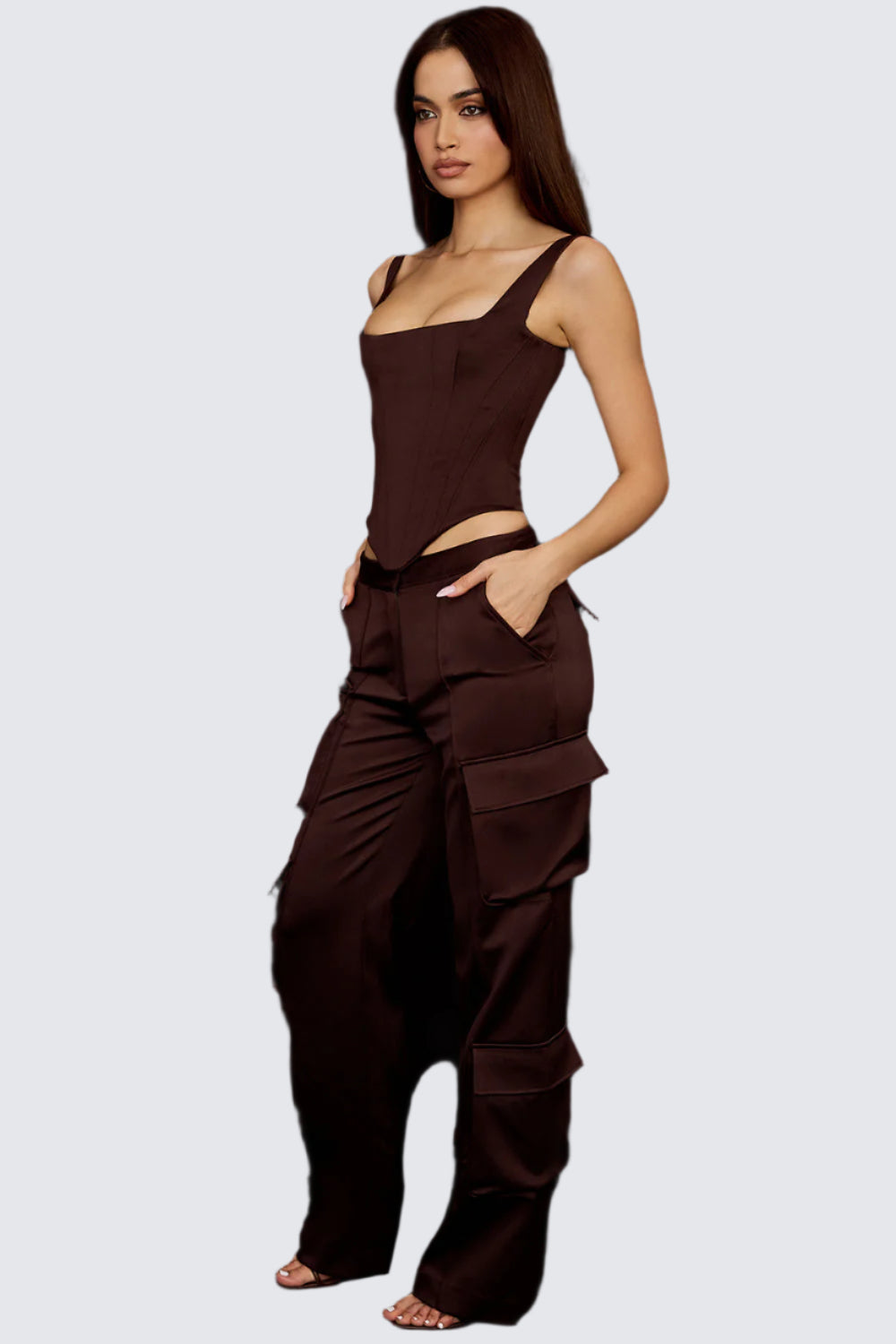 Lång korsett i choklad satin med cargo byxor