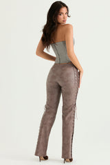 Snörkorsett med spetsbyxor i mocka och ekologiskt läder