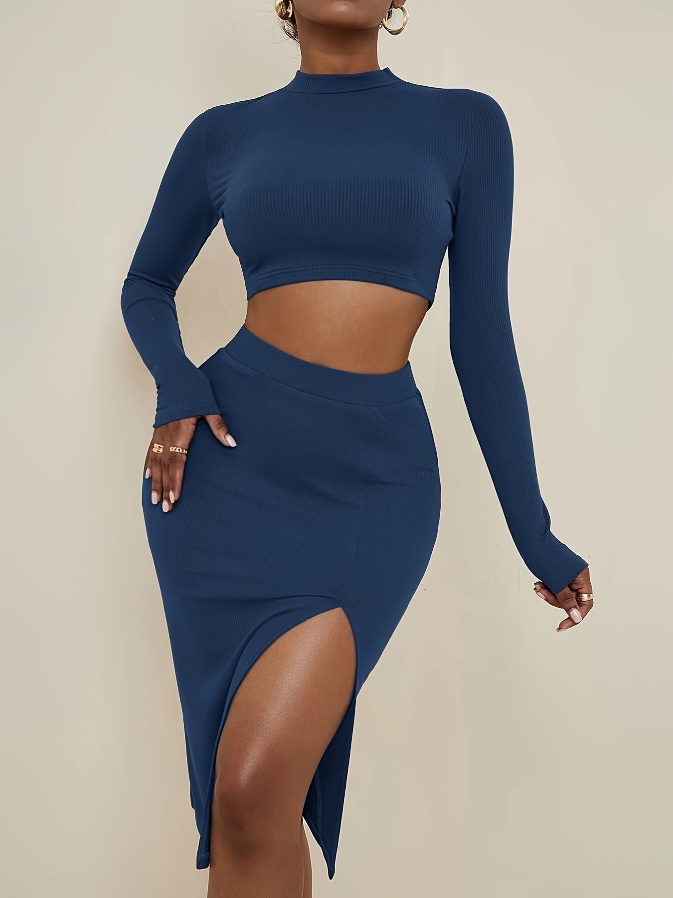 Set av lå ngärmad crop top och högmidjad kjol med slits