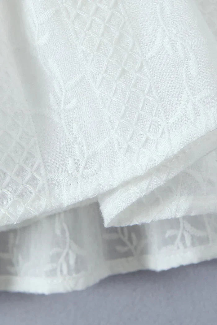 Sleeveless mini dress with buttons and lace