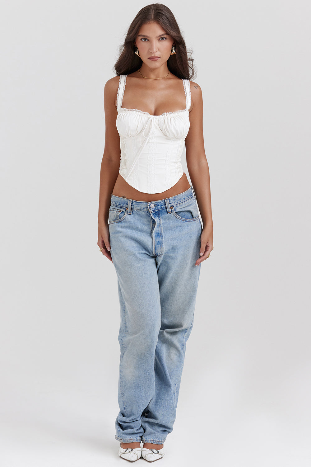 Vit korsett med spets i ryggen