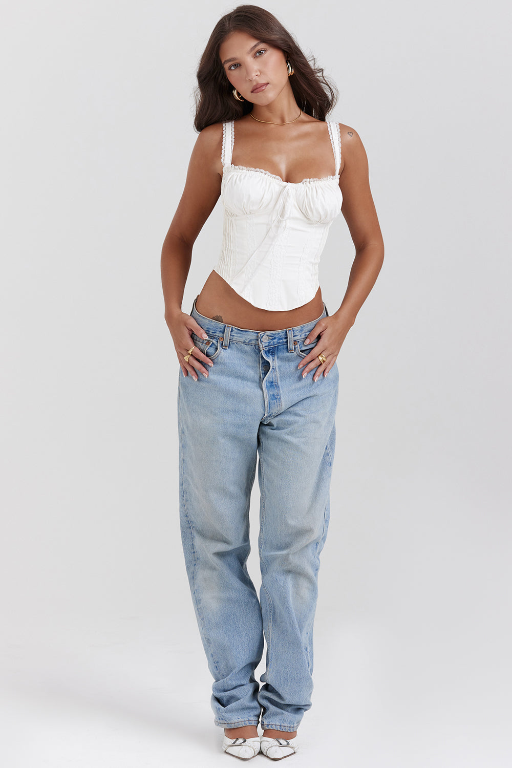 Vit korsett med spets i ryggen