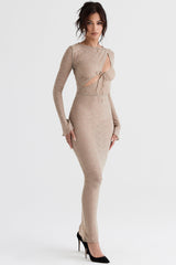 Lång klänning i sten med diagonal utskärning