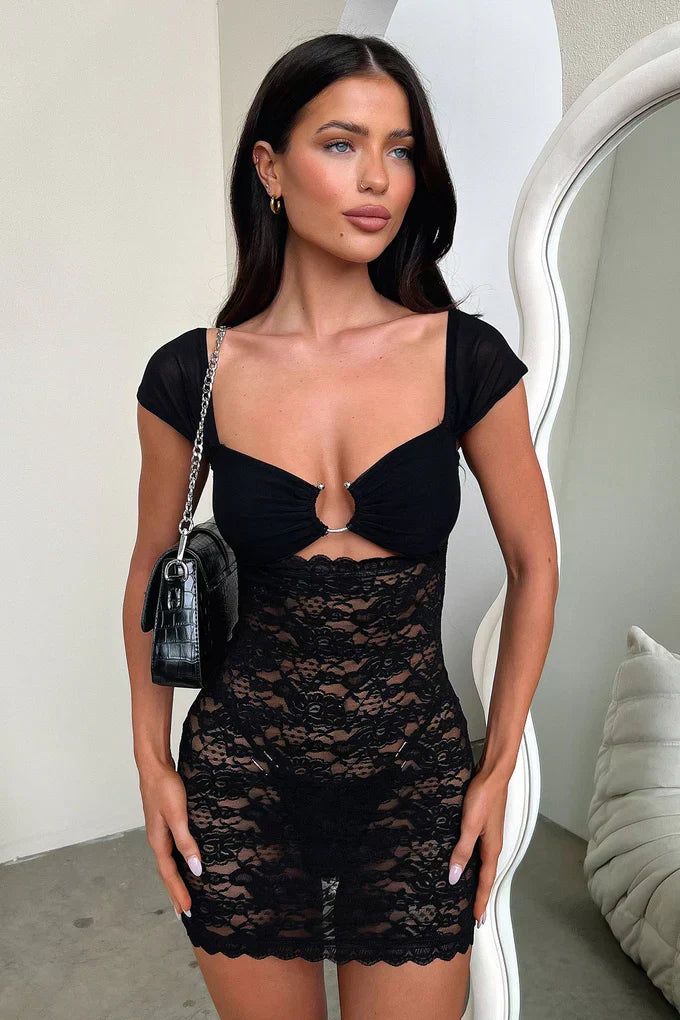 Genomskinlig spetsklänning