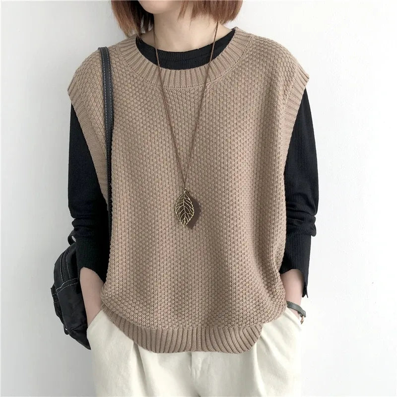 Knitted vest with structure and side slits