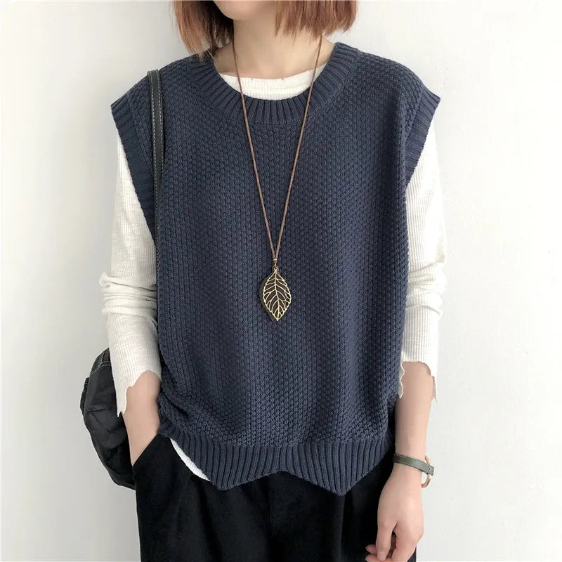 Knitted vest with structure and side slits