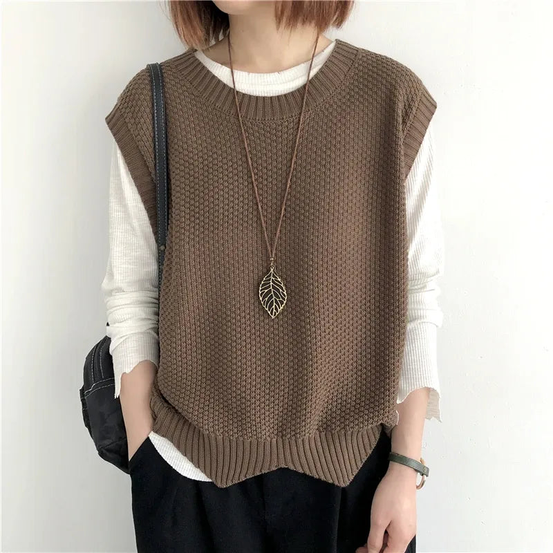 Knitted vest with structure and side slits