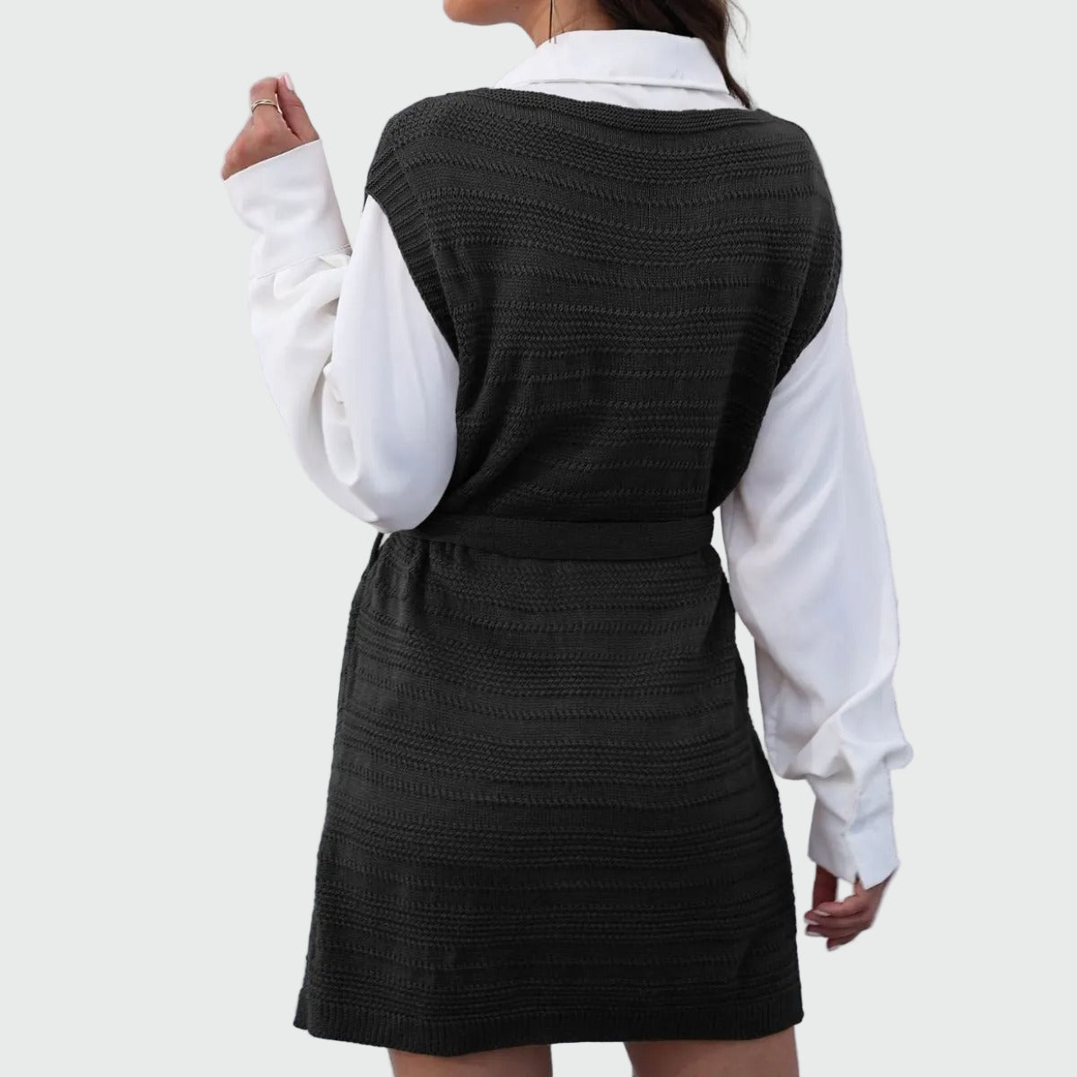 Sleeveless knitted dress with belt and front slit