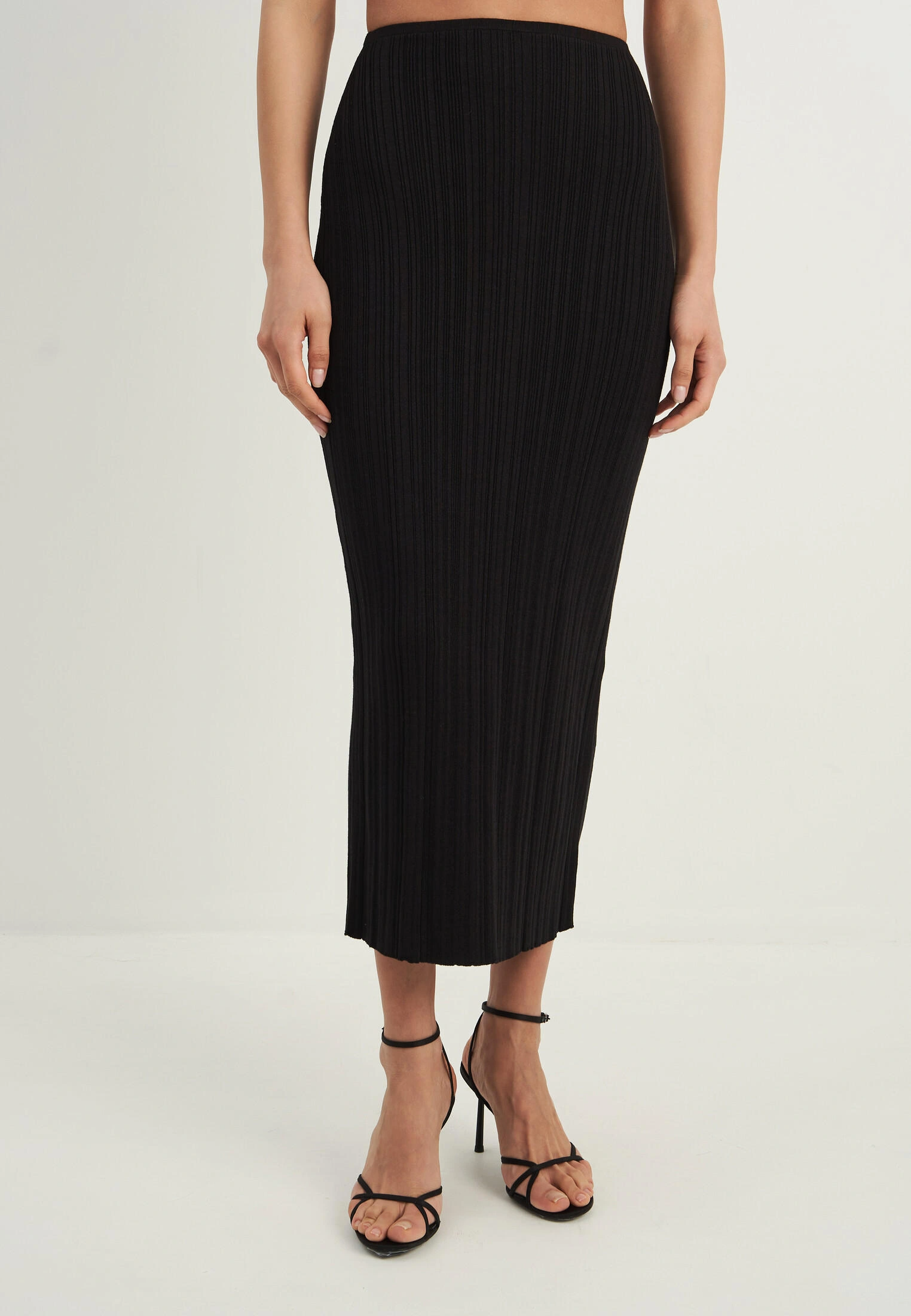 Elegant ribbed maxi skirt