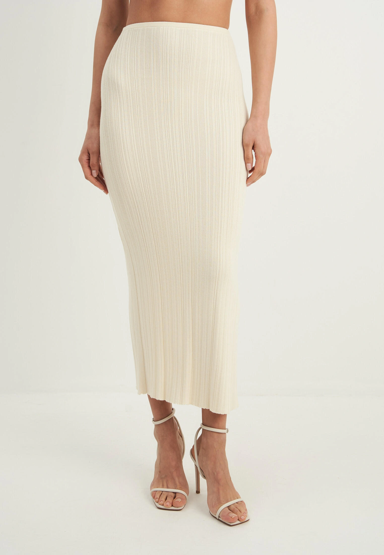 Elegant ribbed maxi skirt