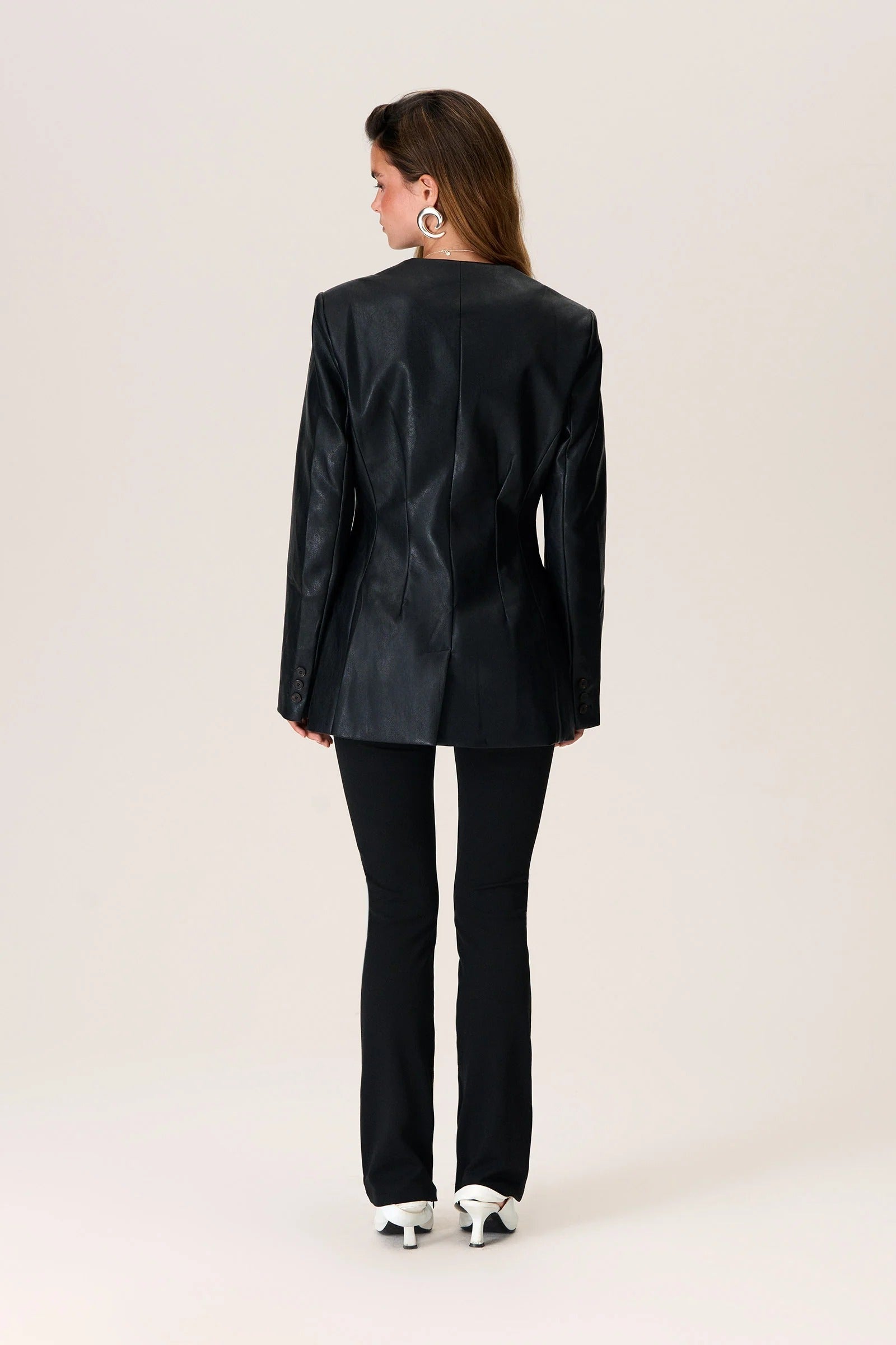Asymmetrical single-breasted blazer with a defined waist