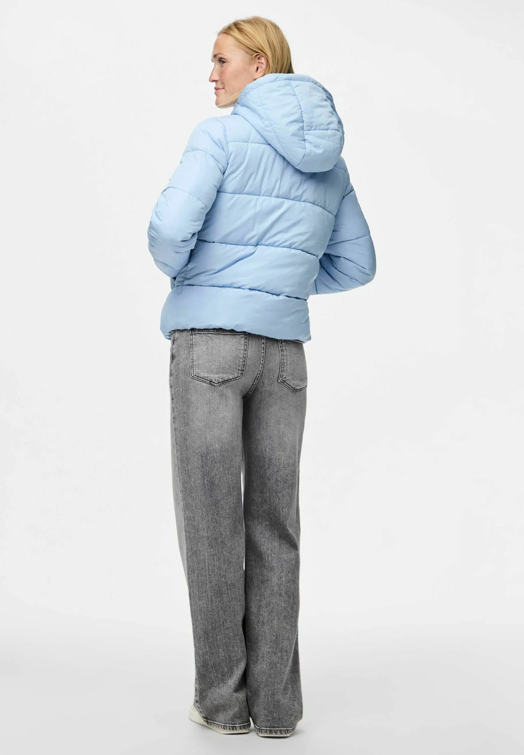 Puffer jacket with hood and zip pockets